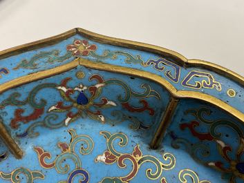 Een paar Chinese bloemvormige cloisonn&eacute; schotels, Qianlong